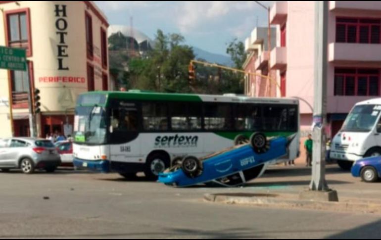 La riña entre taxistas en donde el periodista resultó lesionado, tuvo lugar este lunes en la capital oaxaquense. ESPECIAL / YOUTUBE
