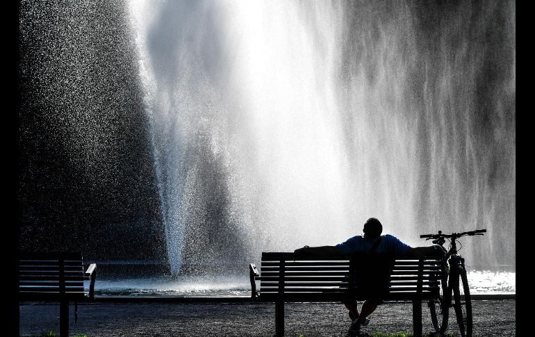 Un hombre se refresca durante una jornada de altas temperaturas en el parque Tessin en Estocolmo, Suecia, en un mes en que se ha registrado en algunas zonas las temperaturas más altas de los últimos 200 años. EFE/ A. Wiklund