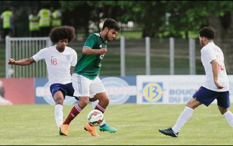 Esfuerzo. El técnico tricolor, “Chima” Ruiz, aplaude el trabajo de sus pupilos. TWITTER/@MISELECCION