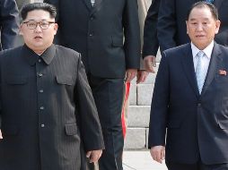 El líder norcoreano, Kim Jong-un (i) y uno de los altos cargos del gobierno norcoreano Kim Yong-chol (d) se disponen a cruzar la frontera entre Corea del Norte y Corea del Sur, en Panmunjom. EFE/YONHAP
