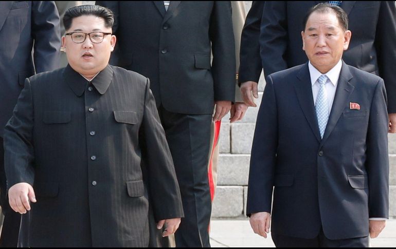 El líder norcoreano, Kim Jong-un (i) y uno de los altos cargos del gobierno norcoreano Kim Yong-chol (d) se disponen a cruzar la frontera entre Corea del Norte y Corea del Sur, en Panmunjom. EFE/YONHAP