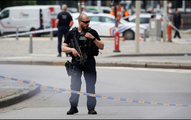 Agentes de policía belga patrullan en el lugar de un tiroteo en Lieja. EFE/J. Warnand