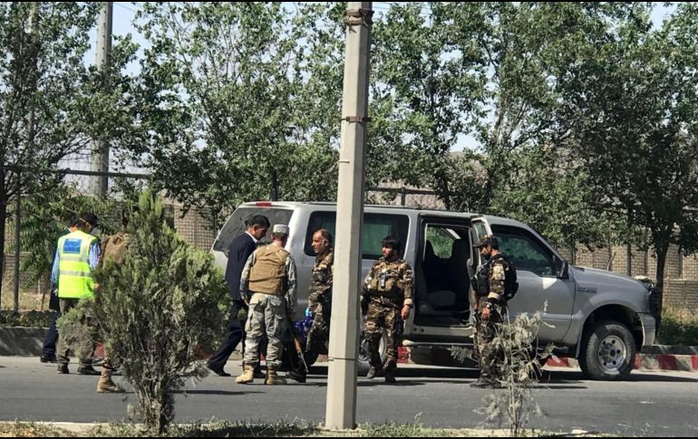 La policía afgana inspecciona un vehículo usado por los insurgentes durante el ataque al Ministerio de Interior en Kabul. EFE/J. Jalali