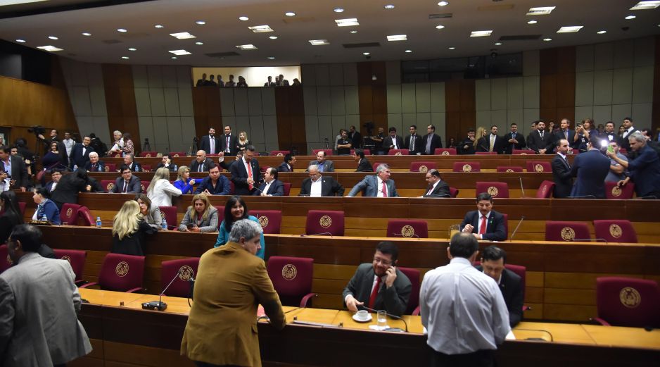 Para dar inicio a la sesión se necesita la presencia de 41 de los 80 diputados y 23 de los 45 senadores entre los opositores y oficialistas.  AFP / N. Duarte