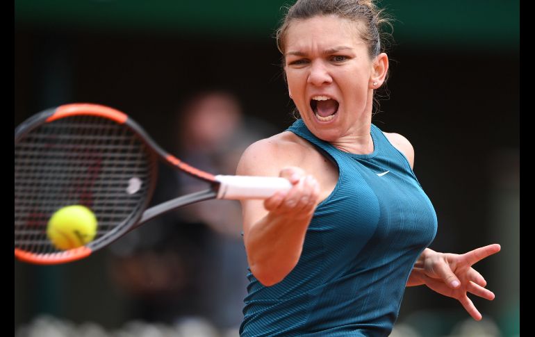 La rumana  Simona Halep devuelve una pelota en el cuarto día del torneo Roland Garros en París, Francia. AFP/E. Feferberg