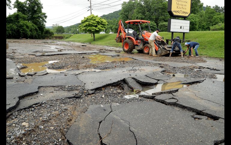 Un estacionamento quedó dañado en Black Mountain, en el estado de Carolina del Norte, luego de las lluvias por la tormenta 