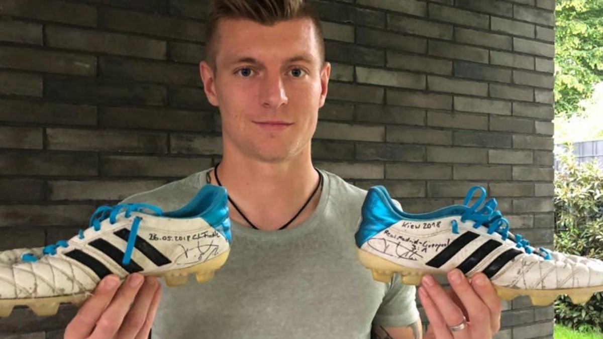 Toni Kroos subasta los zapatos con los que ganó la League | El Informador