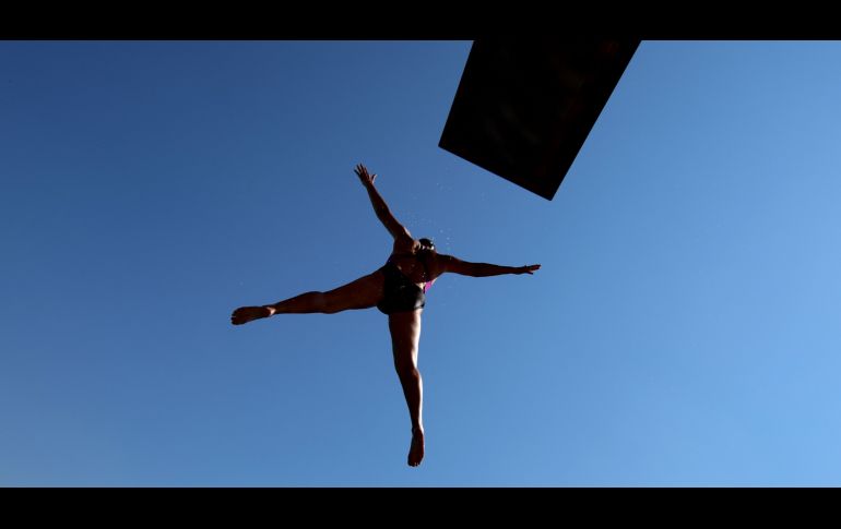 Una salvavidas salta para probar una nueva alberca en el complejo público Freibad Kiebitzberge, ubicado en la ciudad alemana de Kleinmachnow. AFP/DPA/R. Hirschberger