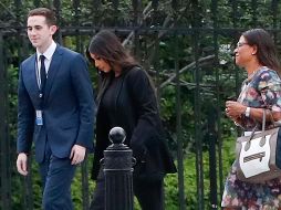Kardashian ingresó a la Casa Blanca con un traje negro y tacones de aguja amarillos. AP / P. Martínez