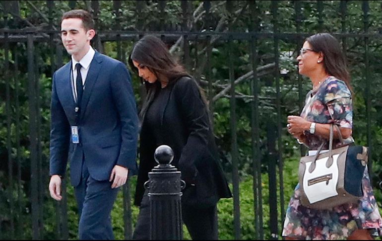 Kardashian ingresó a la Casa Blanca con un traje negro y tacones de aguja amarillos. AP / P. Martínez