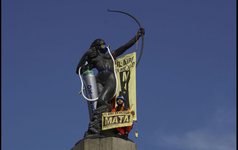 Activistas de la organización ambientalista Greenpeace colocaron una máscara y un tanque de oxígeno a la Fuente de la Diana Cazadora en Ciudad de México, durante una protesta para exigir un 