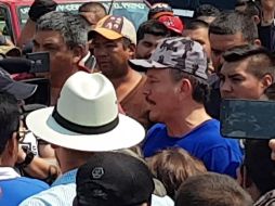 Juan José Farías fue recibido este miércoles por habitantes de la zona con abrazos y lágrimas tras ser liberado. FACEBOOK / Policía Comunitaria Tepalcatepec
