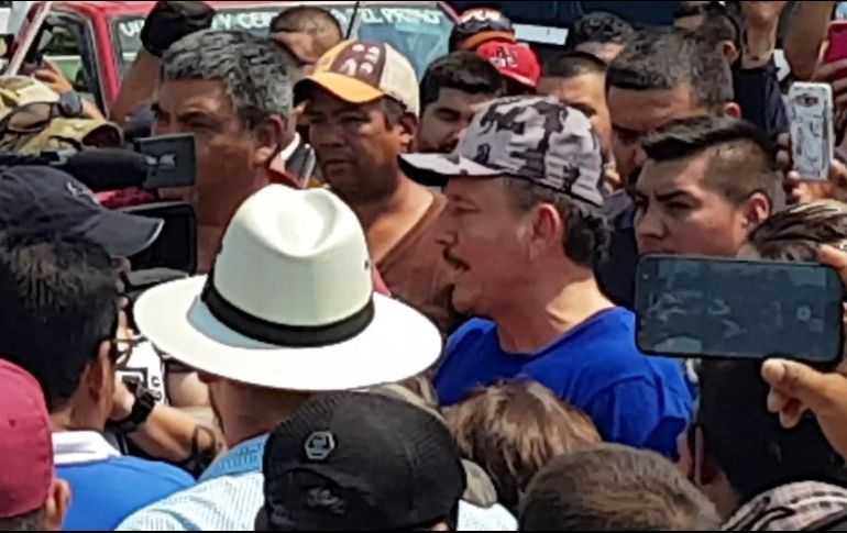 Juan José Farías fue recibido este miércoles por habitantes de la zona con abrazos y lágrimas tras ser liberado. FACEBOOK / Policía Comunitaria Tepalcatepec