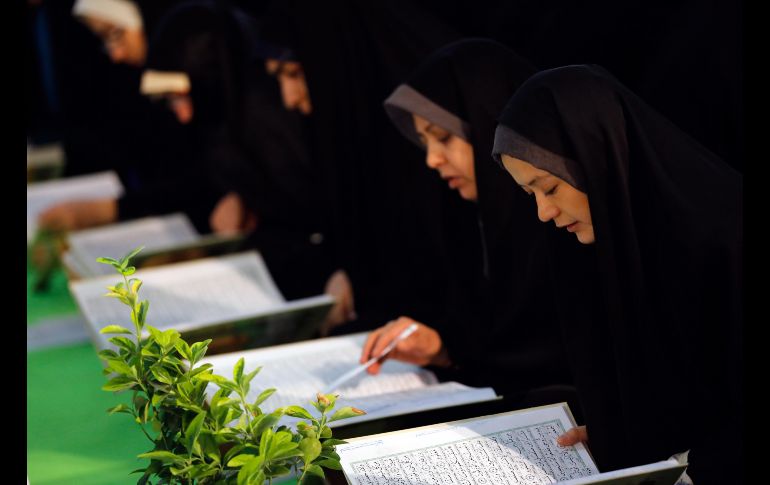 Mujeres iraníes leen el Corán durante el mes sagrado de ramadán en la mezquita de Abdol Azim en Shahre-Ray, Irán. EFE/ A. Taherkenareh