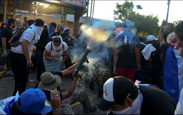 El ataque ocurrió mientras las madres agradecían a cientos de miles de nicaragüenses haberlas acompañado en la caminata de este miércoles con motivo del Día de las Madres. AP / E. Felix