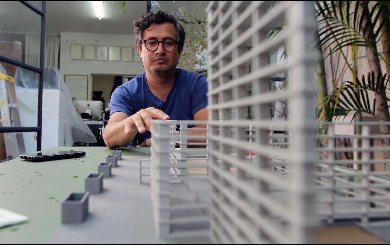 Artista. Méndez Blake es uno de los diez escultores que integran el programa Arte Público. EL INFORMADOR/E. Barrera