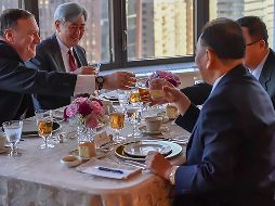 Durante el encuentro de este miércoles, Pompeo ofreció a Kim Yong Chol una cena compuesta de un filete acompañado de queso y maíz. AFP/DEPARTAMENTO DE ESTADO DE EU