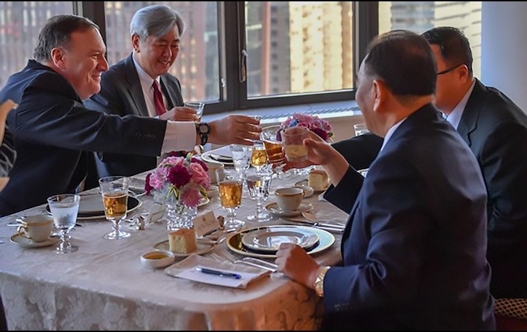 Durante el encuentro de este miércoles, Pompeo ofreció a Kim Yong Chol una cena compuesta de un filete acompañado de queso y maíz. AFP/DEPARTAMENTO DE ESTADO DE EU