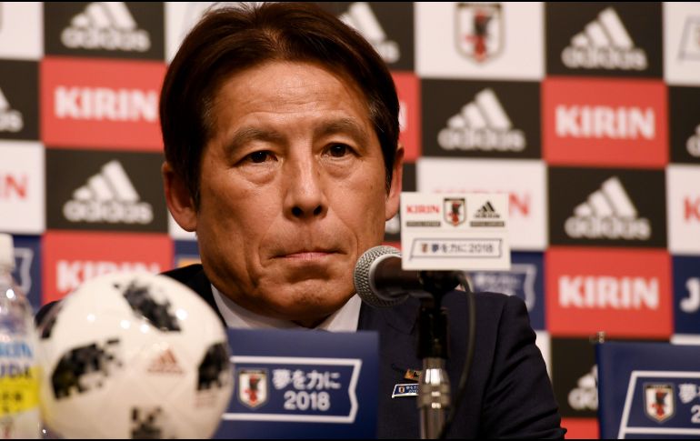 El seleccionador nipón Akira Nishino responde a las preguntas de la prensa durante la presentación. AFP/T. Kitamura