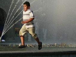 Recomiendan el uso de bloqueador y mantener una hidratación adecuada para enfrentar las altas temperaturas. EL INFORMADOR/ARCHIVO