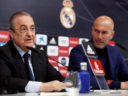El presidente del Real Madrid, Florentino Pérez (i), y el entrenador Zinedine Zidane (d) durante la conferencia de prensa. EFE/F. Alvarado