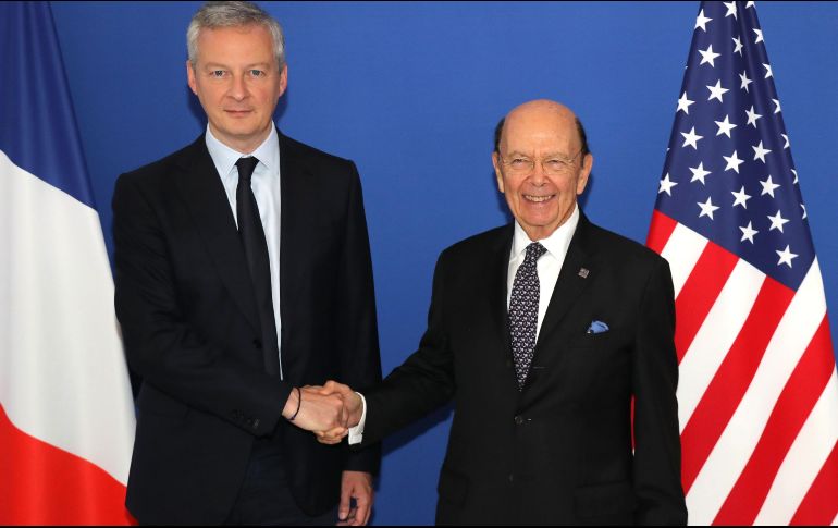 Bruno Le Maire, ministro de Finanzas de Francia y el secretario de Comercio de EU, Wilbur Ross. AFP / J. Demarthon