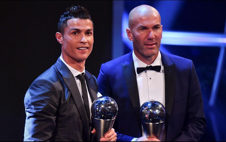 El futbolista portugués Cristiano Ronaldo y el entrenador francés Zinedine Zidane recibieron el año pasado sus trofeos por destacar en sus respectivas categorías. AFP / ARCHIVO