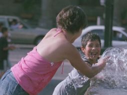 El instituto recomienda evitar que los niños permanezcan por tiempo prolongado en vehículos,  lugares cerrados y mantenerlos con una hidratación abundante. EL INFORMADOR / ARCHIVO