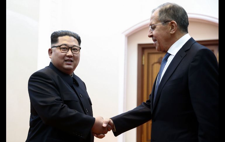 El primer ministro ruso del Exterior Sergei Lavrov (d) saluda al líder norcoreano Kim Jong-Un, en una reunión en Pyongyang, Corea del Norte. AFP/TASS/V. Sharifulin