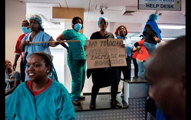 Empleados de un hospital en Johannesburgo, Sudáfrica, se manifiestan por el retraso en sus pagos. Trabajadores pusieron barricadas y dejaron de laborar, lo que provocó caos en uno de los hospitales más grandes del país. AFP/M. Longari