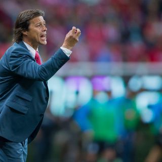 Jugadores de Chivas muestran solidaridad a Almeyda ante su posible salida