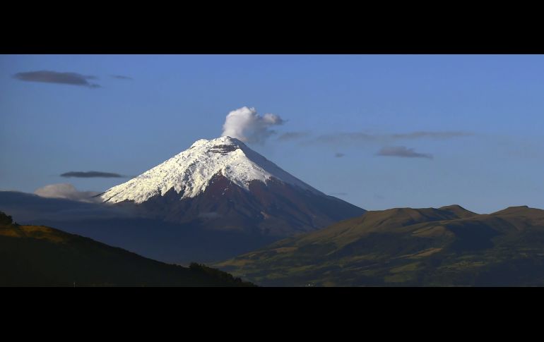 El volcán Cotopaxi emite vapor de agua y gases, en una vista desde Quito, Ecuador. AFP/R. Buendía