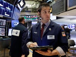 El Dow Jones restó 251.45 puntos y terminó hasta 24 mil 416.33 unidades. AP / R. Drew