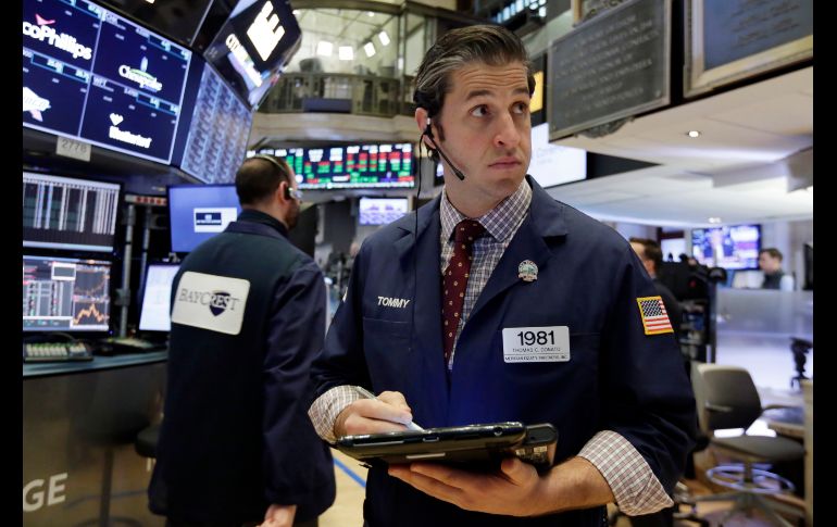 El Dow Jones restó 251.45 puntos y terminó hasta 24 mil 416.33 unidades. AP / R. Drew