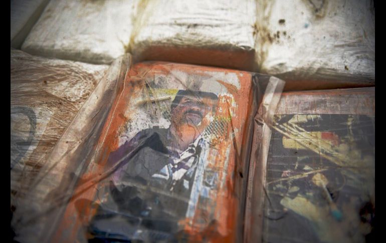 En fotografías usadas como etiquetas de los paquetes, Guzmán aparece con gorro de béisbol y un fusil. El total del cargamento tenía un precio de 45 millones de dólares en los puertos españoles. AFP/Ministerio del Interior del Perú