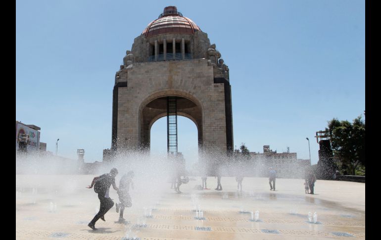 Un grupo de personas se refresca en la fuente de la explanada del Monumento a la Revolución en Ciudad de México. Una ola de calor afecta a México con temperaturas que pueden llegar a entre 45 y 50 grados. EFE/M. Guzmán