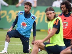 Neymar (I) espera estar a punto para el inicio del Mundial el próximo 14 de junio. EFE/ARCHIVO