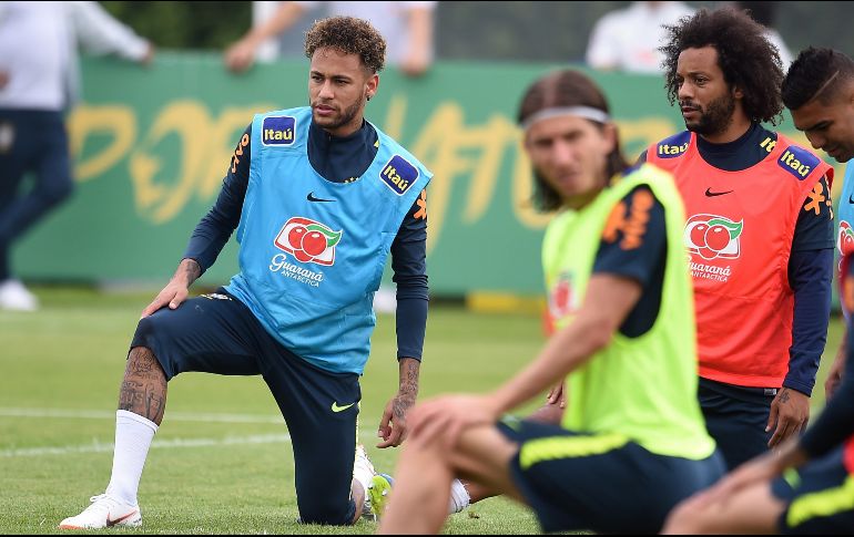 Neymar (I) espera estar a punto para el inicio del Mundial el próximo 14 de junio. EFE/ARCHIVO
