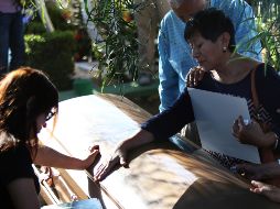 Con porras a Héctor, a los periodistas y con aplausos se despidieron de él sus seres queridos. AP / M. Ugarte