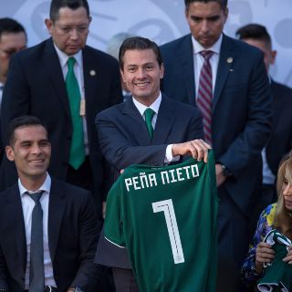 Abanderan al Tri y le piden traer la Copa del Mundo a México
