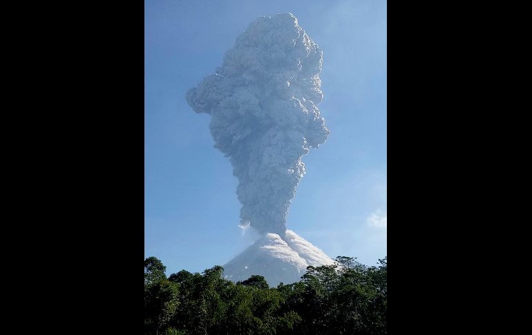 El volcán Merapi arroja ceniza en Cangkringan, Indonesia. Una erupción de hoy dejó una pluma de 6 kilómetros de altura. AP/S. Riyadi