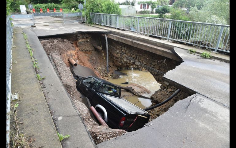 Una pickup quedó en un puente colapsado en la ciudad alemana de Saarbruecken, tras fuertes lluvias en partes del sur y oeste del país. AFP/DPA/BECKER & BREDEL