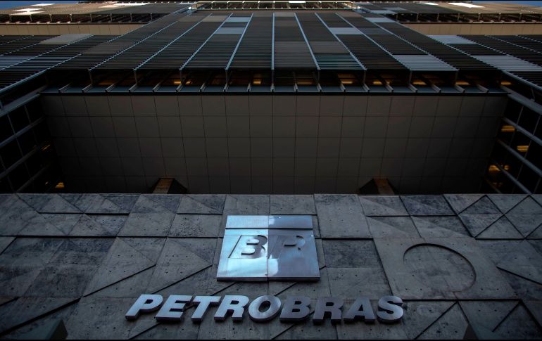 La petrolera dijo que se designaría un presidente interino; esto genera interrogantes acerca del futuro de una de las empresas más importantes del país sudamericano. AFP / M. Pimentel