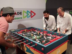 Meade inició sus actividades de campaña en Puerto Vallarta con un partido de futbolito de mesa. NTX / Cortesía