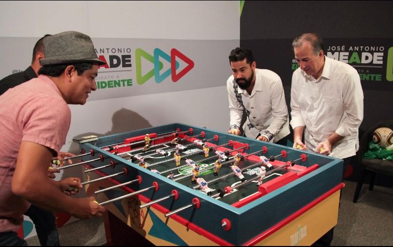 Meade inició sus actividades de campaña en Puerto Vallarta con un partido de futbolito de mesa. NTX / Cortesía
