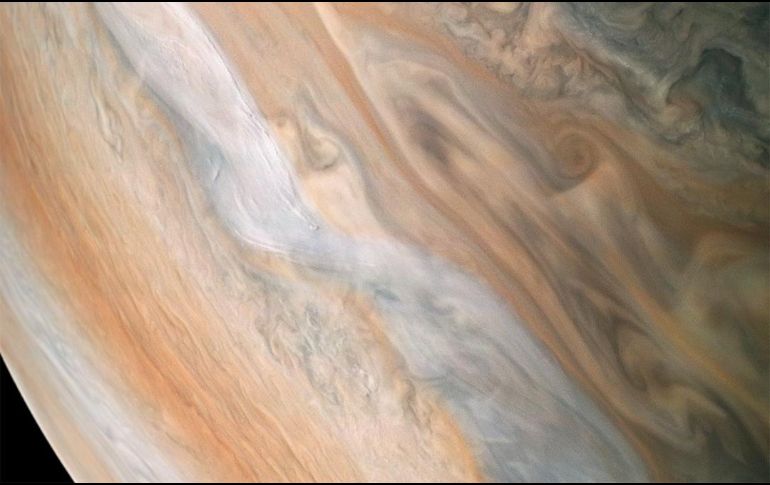 La imagen fue tomada el pasado 23 de mayo, cuando Juno realizó su treceavo acercamiento al planeta más grande del sistema solar. TWITTER / @NASAJuno
