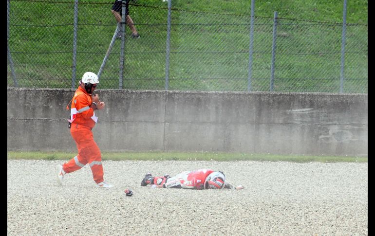 Michele Pirro, piloto de prueba de Ducati, quedó en el suelo tras un accidente en Scarperia, Italia, en los entrenamientos libres del Gran Premio de Italia de MotoGP. Tras detectársele un traumatismo craneal, torácico y lumbar se le envió a un hospital de Florencia. EFE/ C. Giovannini