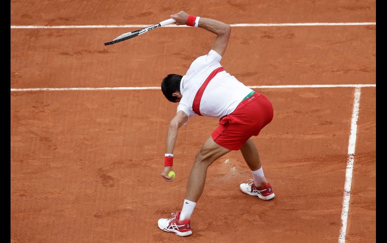 El serbio Novak Djokovic golpea su raqueta contra el suelo después de fallar un golpe en el desempate del segundo set, en partido del Roland Garros en París. Djokovic derrotó al español Roberto Bautista. AP/A. Tarantino