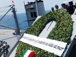 El lanzamiento de la ofrenda fue realizado desde el buque Papaloapan en el Golfo de México. TWITTER / @SEMAR_mx