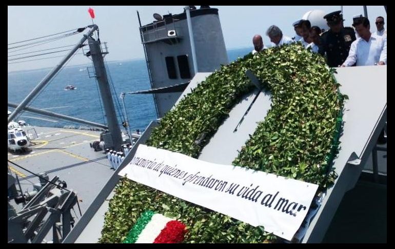 El lanzamiento de la ofrenda fue realizado desde el buque Papaloapan en el Golfo de México. TWITTER / @SEMAR_mx